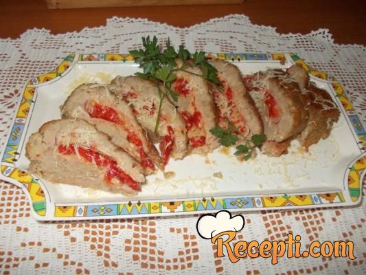 Mesni rolat sa pečenom paprikom