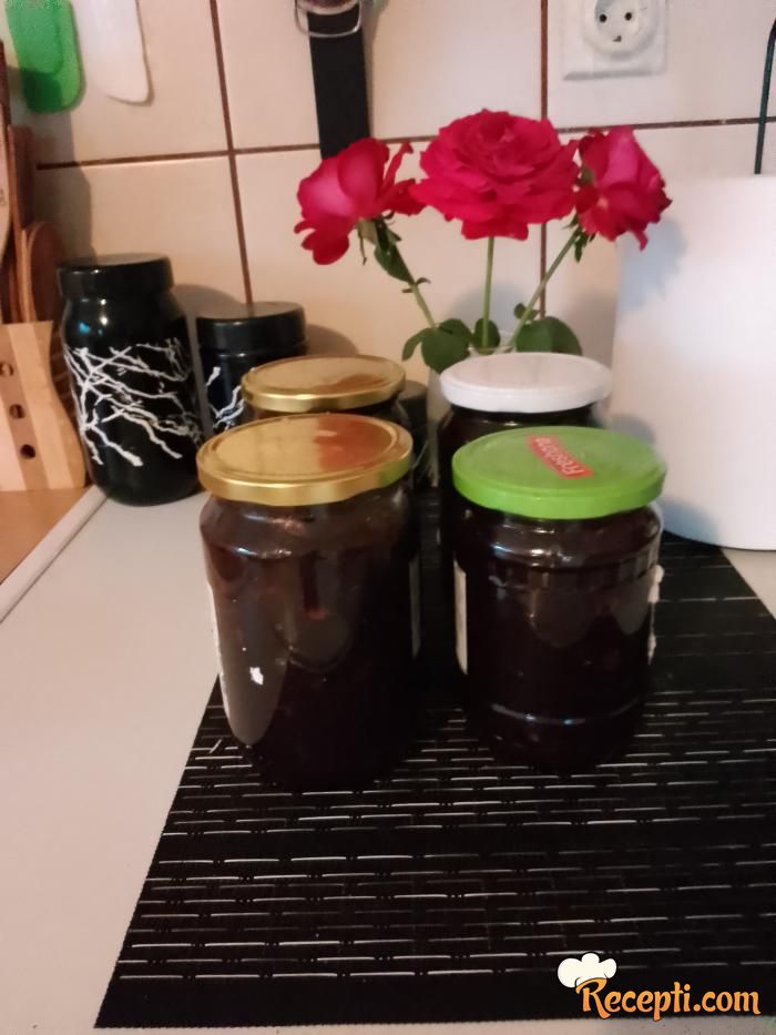 Džem od šljiva sa suvim grožđem i čokoladom 