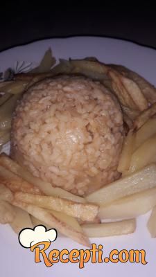 Dinstan pirinač sa pom-fritom