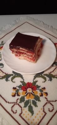 Keks torta sa pudingom, filom od malina i čokoladom