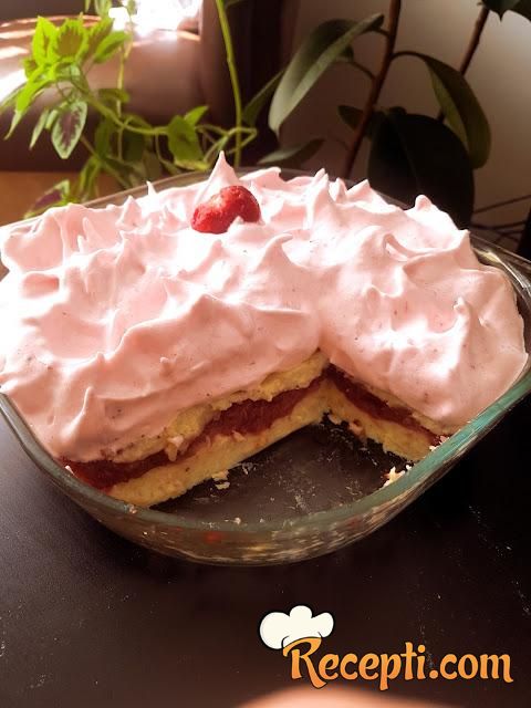 Nepečena torta sa jagodama i šamom