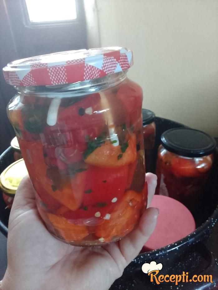 Crvena paprika sa šargarepom, belim lukom i peršunom 