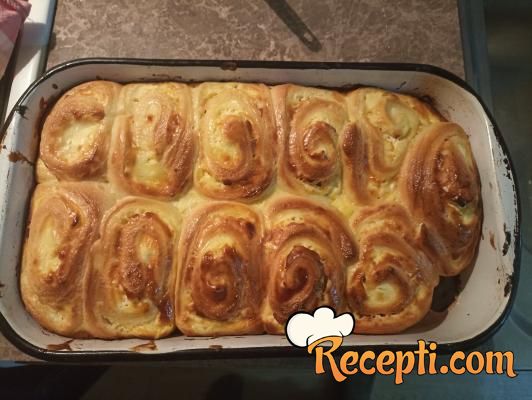 Slani rolat sa mladim sirom