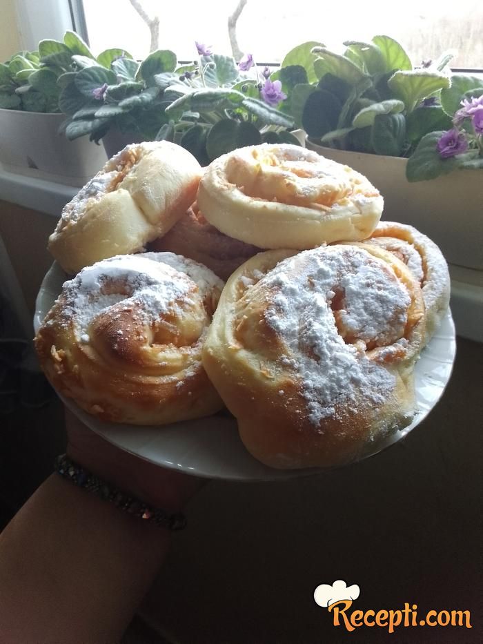 Rolnice sa jabukama i cimetom