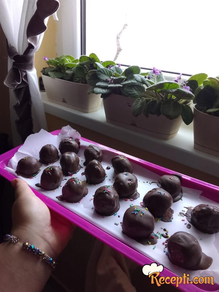 Kuglice sa napolitankama, kremom i lešnicima 