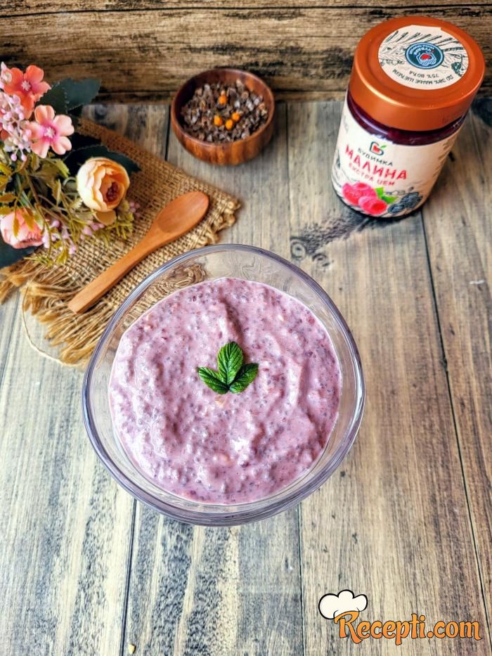 Čia puding sa džemom od malina