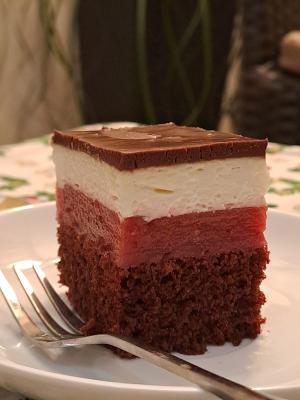 Kolač sa jagodama i slatkom pavlakom