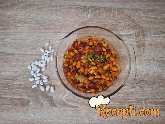 Zapečen posni pasulj sa paradajzom i paprikama