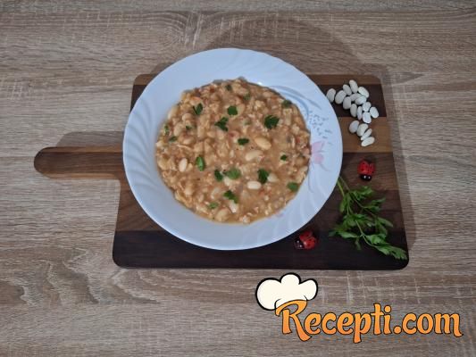 Ukusan gnječen pasulj sa lukom