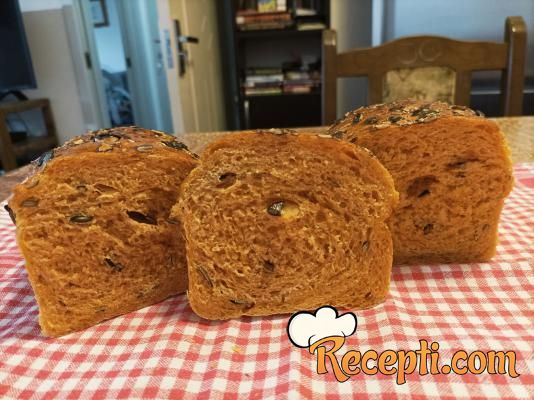 Hleb sa paradajzom i semenkama bundeve