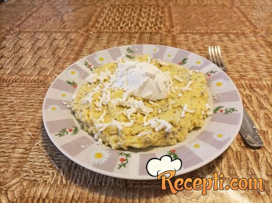 Palenta sa čia semenkama i krem sirom