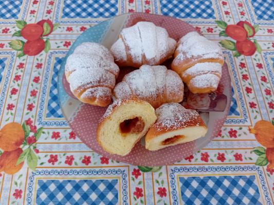 Kiflice sa lešnik karamelama Kiflice sa lešnik karamelama