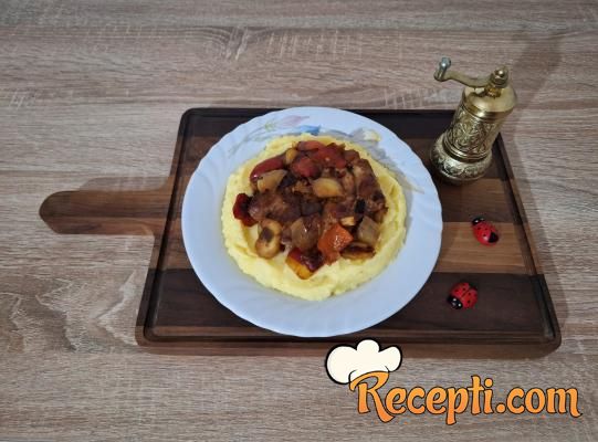 Svinjski file sa šarenim paprikama