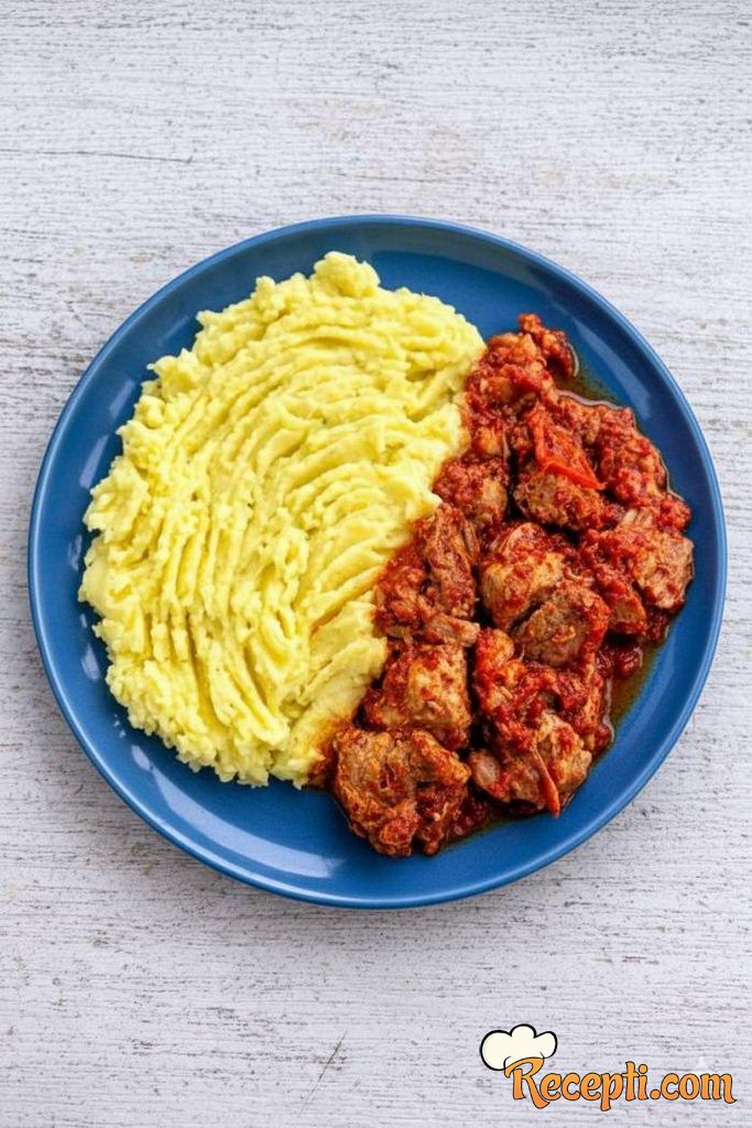 Gulaš sa svinjskim mesom i domaćim pire krompirom Gulaš sa svinjskim mesom i domaćim pire krompirom