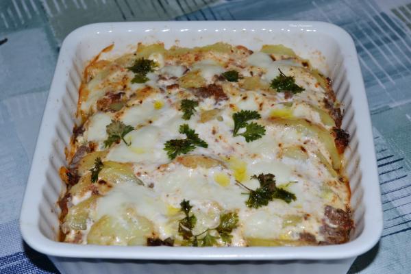 Složenac sa kuvanim krompirom i mlevenim mesom Složenac sa kuvanim krompirom i mlevenim mesom