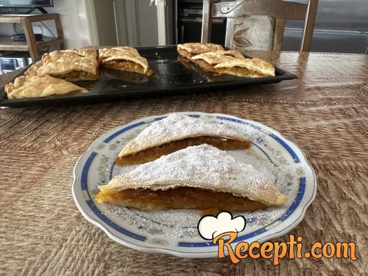 Pita sa domaćim lisnatim testom i bundevom