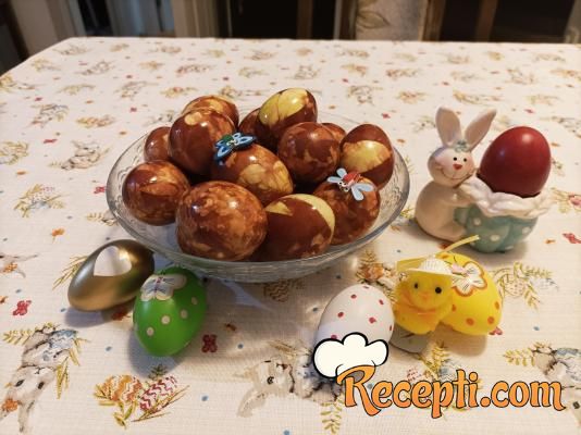 Farbana jaja u lukovini i papiru