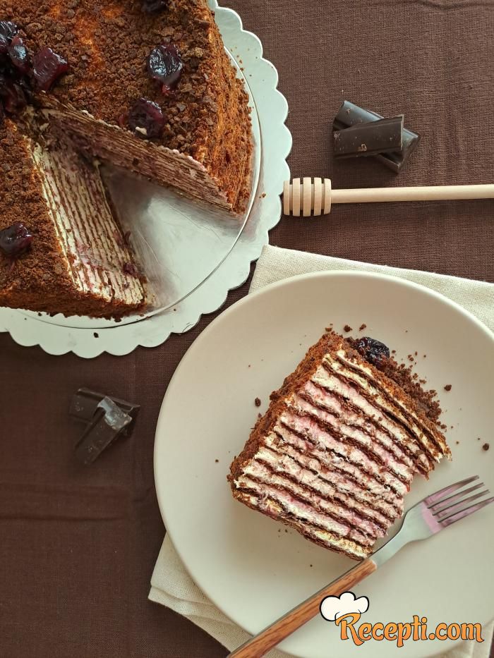 Čokoladni medovik sa višnjama