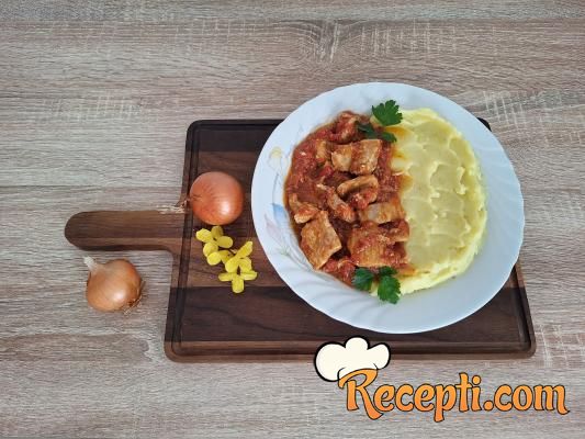Tradicionalni svinjski gulaš sa paradajzom