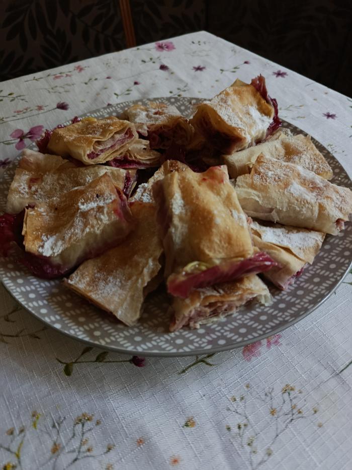Pita s višnjama i pudingom od vanile