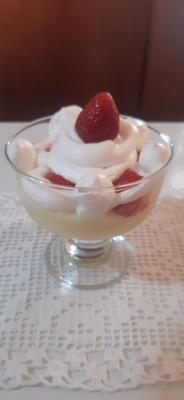 Puding, bela čokolada i jagode Puding, bela čokolada i jagode
