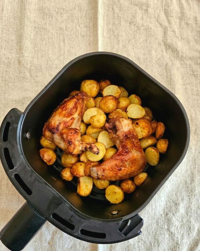 Pečena krilca i krompirići u air fryer-u