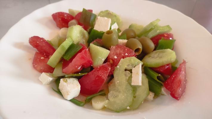Salata sa paradajzom, krastavcem, maslinama i sirom Salata sa paradajzom, krastavcem, maslinama i sirom