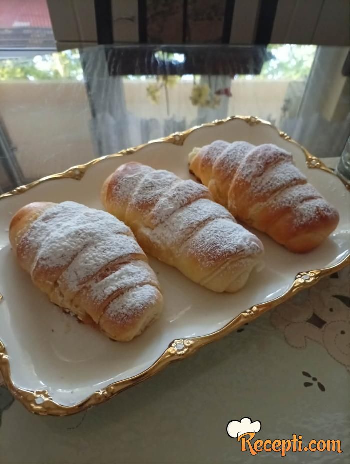 Kroasani sa džemom od kajsija