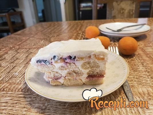 Voćni kolač sa kiselom pavlakom