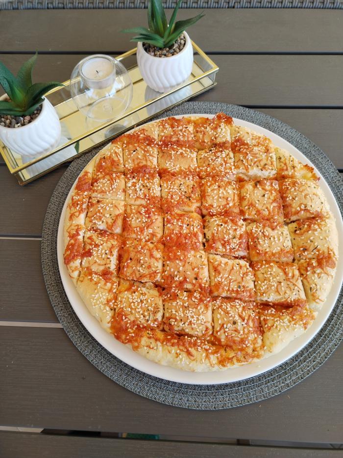 Pizza pogača sa belim lukom i mocarelom Pizza pogača sa belim lukom i mocarelom