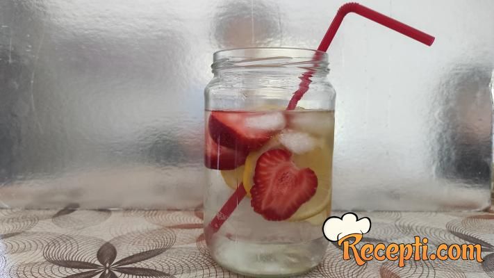 Aromatizovana voda sa jagodama i limunom
