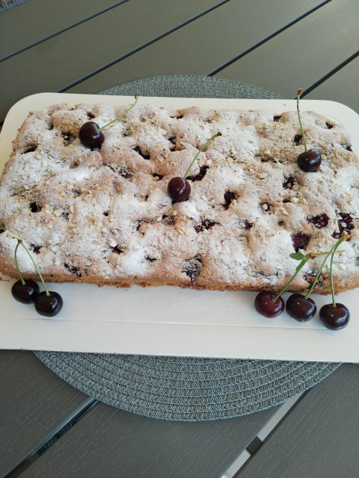 Lenja pita sa višnjama