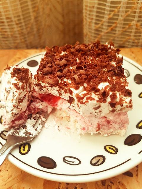 Brza torta sa pavlakom, čokoladom i jagodama