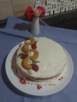 Torta sa malinama i čajnim koluticima Torta sa malinama i čajnim koluticima