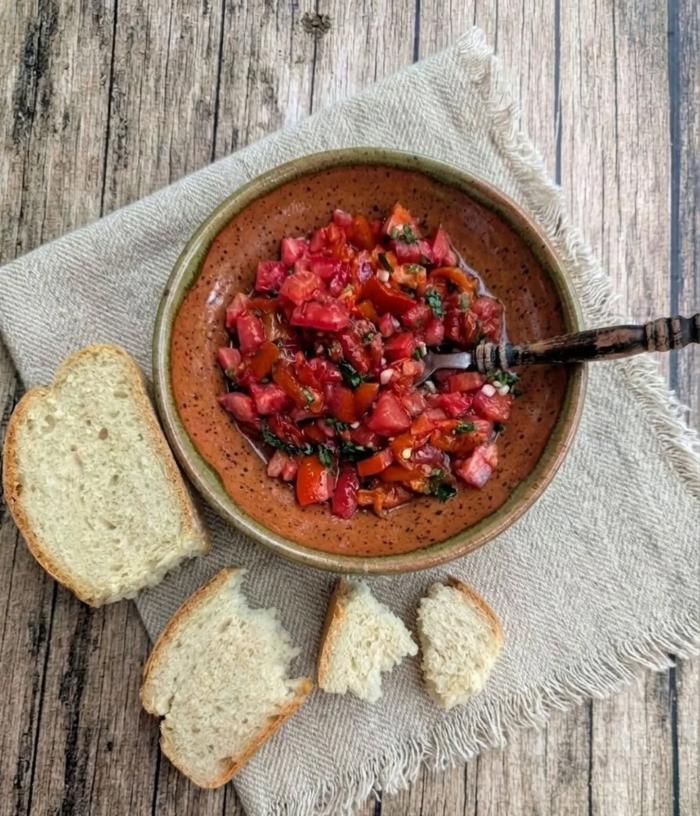 Salata sa pečenim paprikama i paradajzom