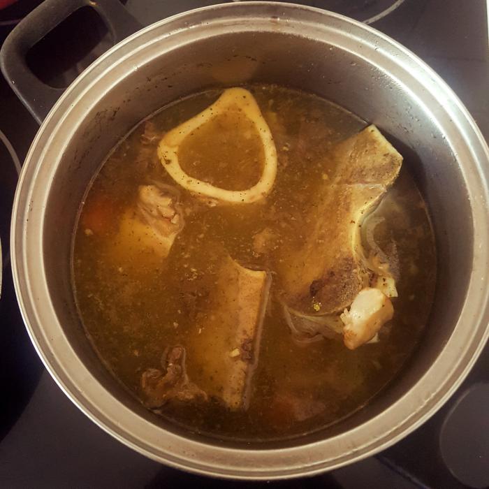Kuvane goveđe kosti od buta Kuvane goveđe kosti od buta