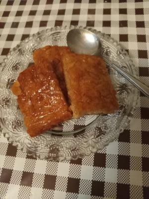 Voćni kolač sa karamelama Voćni kolač sa karamelama