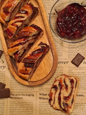Babka sa višnjama i čokoladom Babka sa višnjama i čokoladom