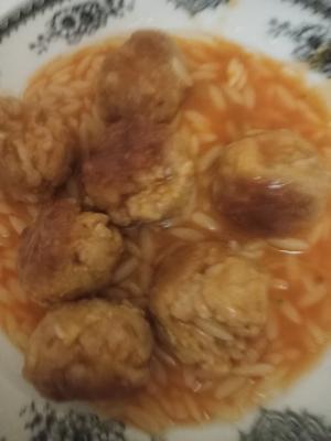 Ćuftice u paradajz sosu sa orzo testeninom Ćuftice u paradajz sosu sa orzo testeninom