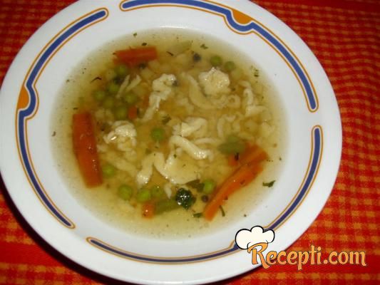 Domaća pileća supa sa bavarskim rezančićima