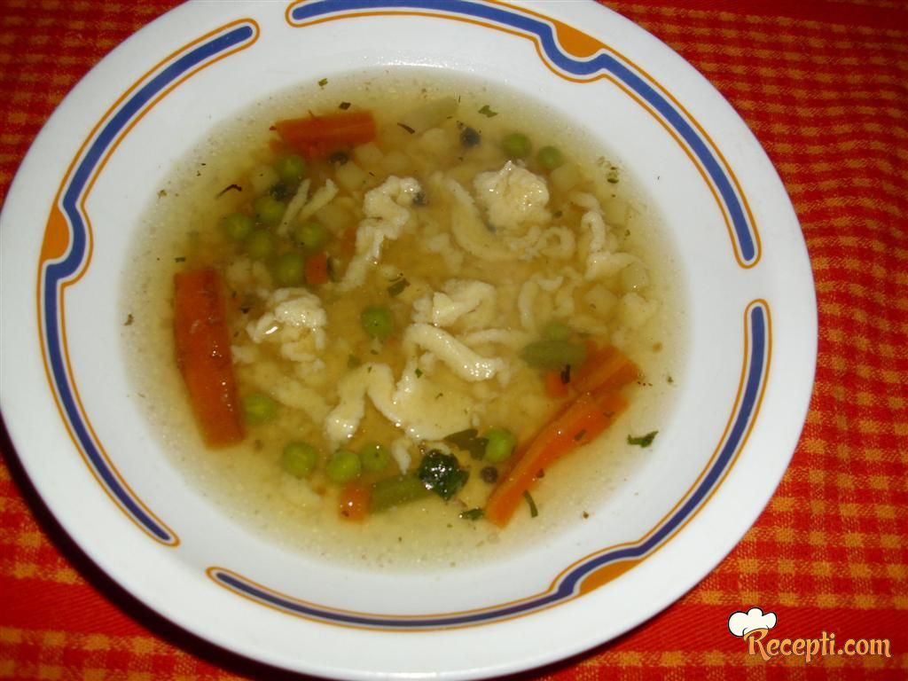 Domaća pileća supa sa bavarskim rezančićima
