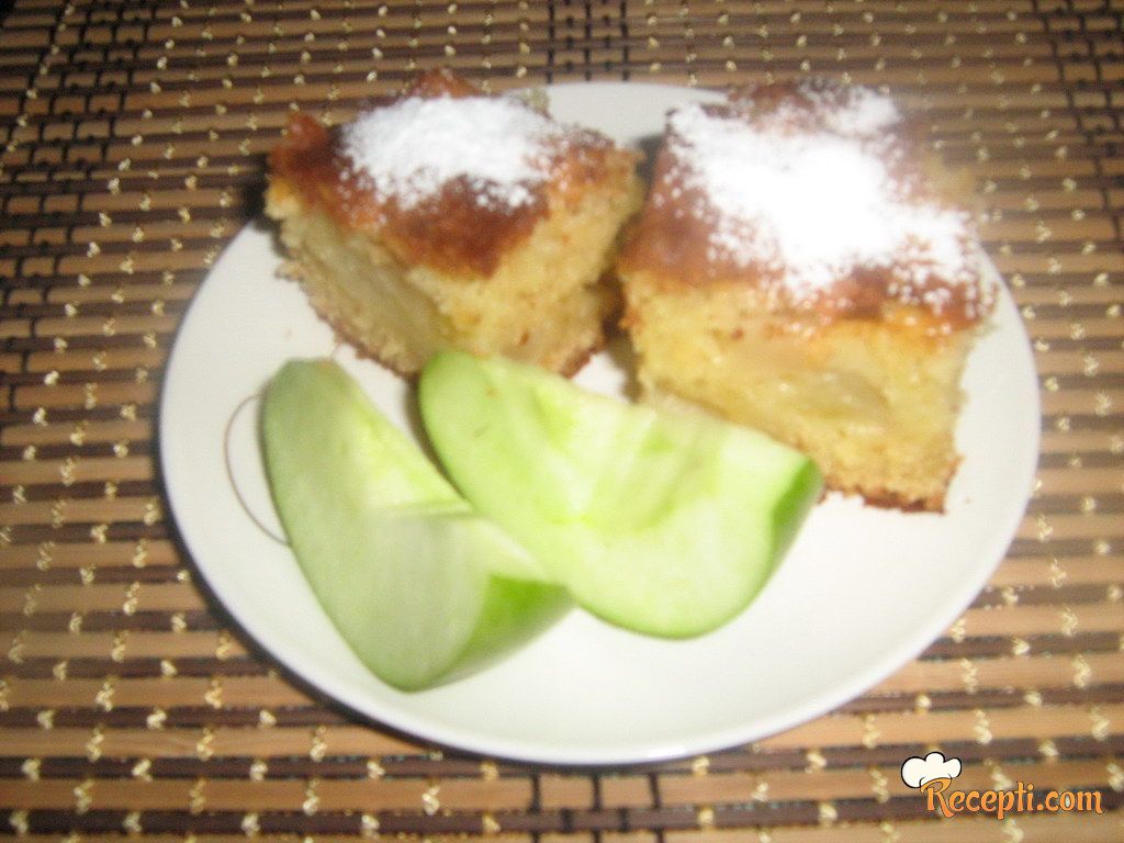 Mirisni bakin kolač od jabuka