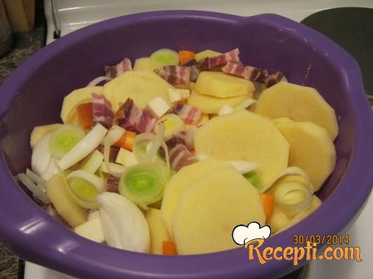 Pečeni krompir sa slaninom i povrćem