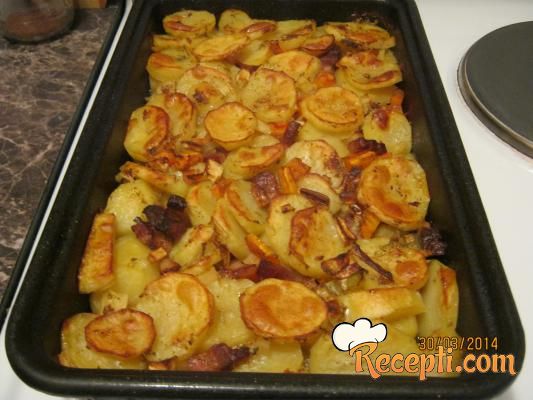 Pečeni krompir sa slaninom i povrćem