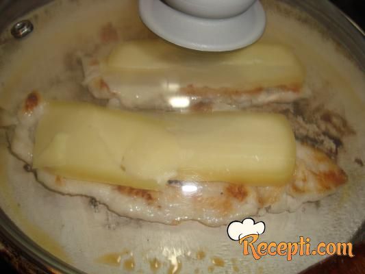 Ćuretina sa sirom i prelivom od blitve