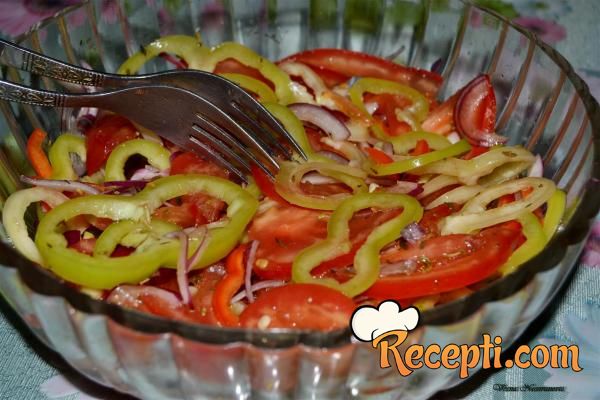 Paradajz paprika salata sa mediteranskim začinskim biljem