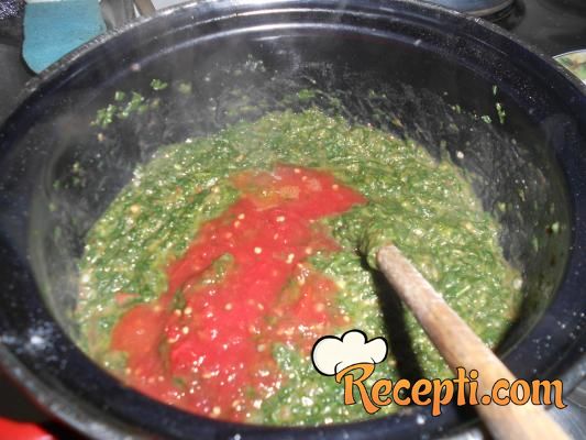 Spanać sa kuvanim paradajzom i usitnjenim mesom