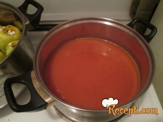 Punjena, posna, paprika u paradajz sosu