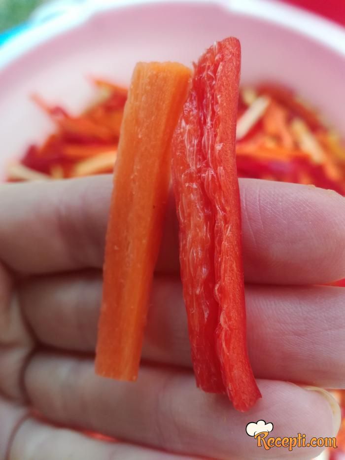 Štapići od paprike i šargarepe sa celerom