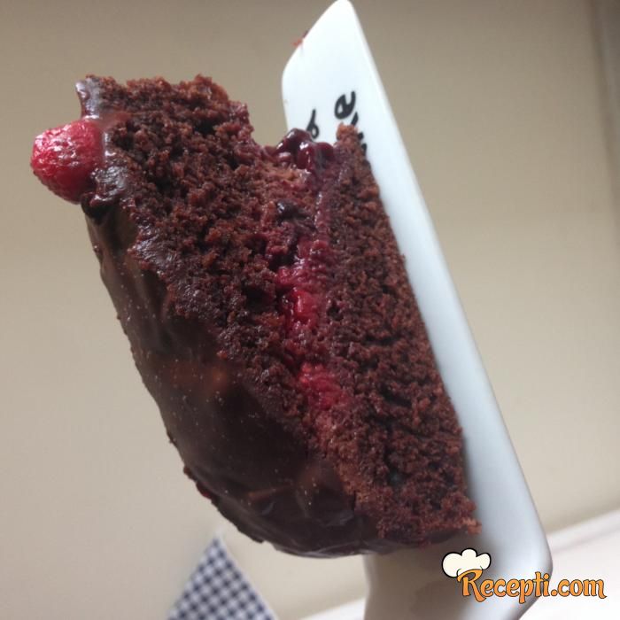 Čokoladna torta sa filom od malina